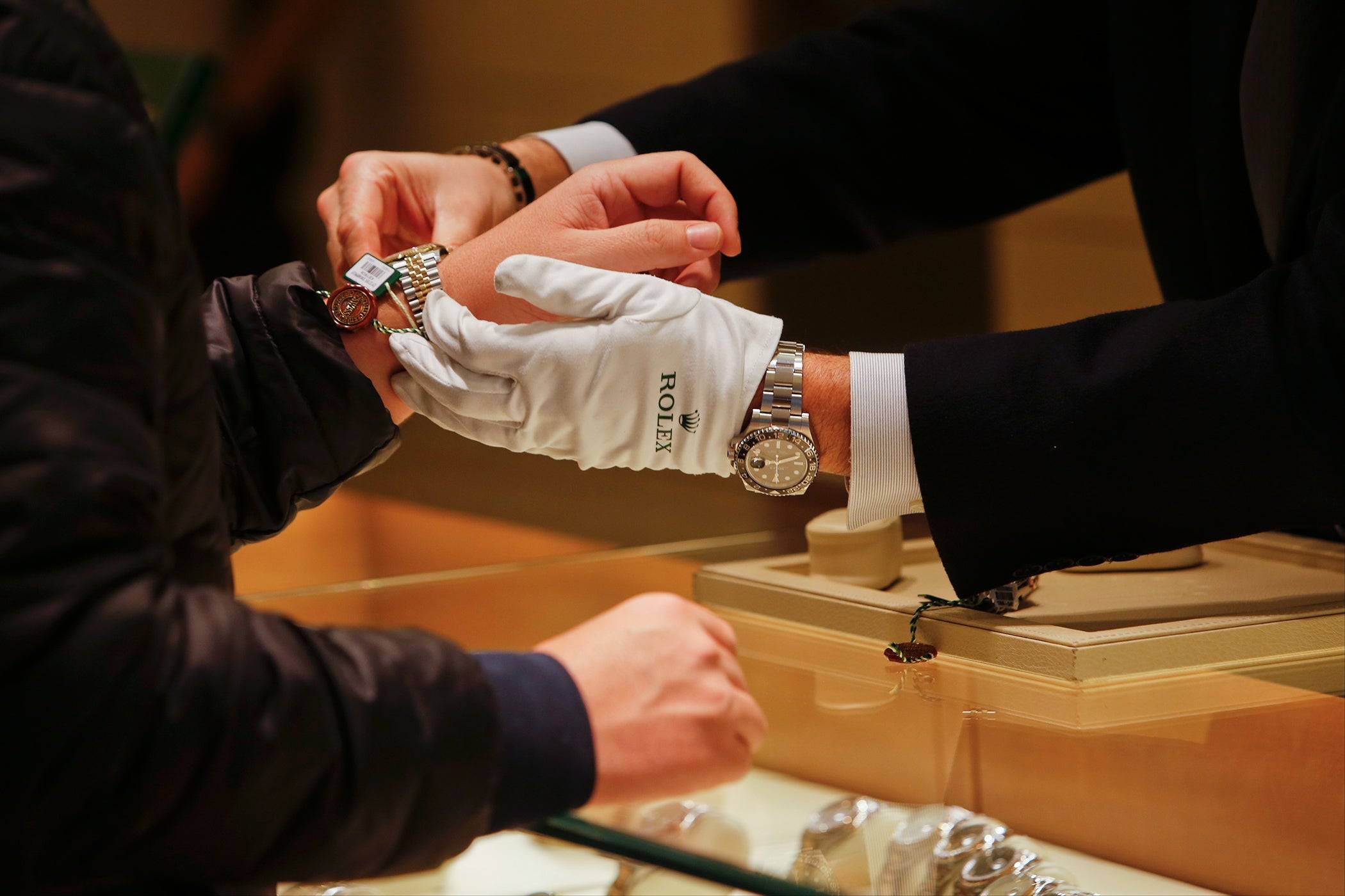Things to consider before buying a luxury watch-DUBAILUXURYWATCH